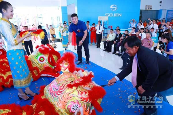 鉑駿產(chǎn)業(yè)總裁馬李斌為舞獅點睛，宣告SOJEN汽車萬象4S店開業(yè)
