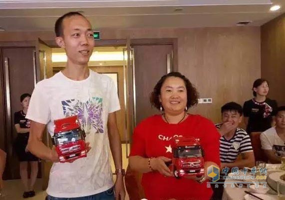 現(xiàn)場(chǎng)訂車(chē)用戶獲贈(zèng)精美漢風(fēng)車(chē)模