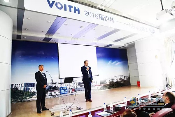 圖中右邊為福伊特驅(qū)動管理委員會、主要負責交通部門業(yè)務(wù)的Cornelius Weitzmann先生，左邊為福伊特驅(qū)動交通事業(yè)部亞太區(qū)副總裁陳洪國先生
