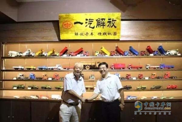 中國(guó)商用車模型博物館館長(zhǎng)李毅先生、一汽解放汽車有限公司副總經(jīng)理金鋒先生