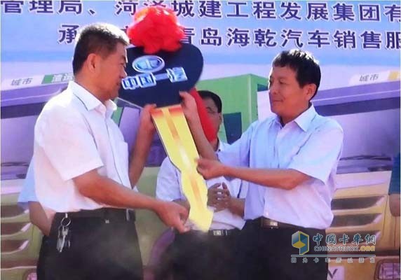 解放公司副總經(jīng)理、青汽公司總經(jīng)理王瑞健向用戶交付金鑰匙
