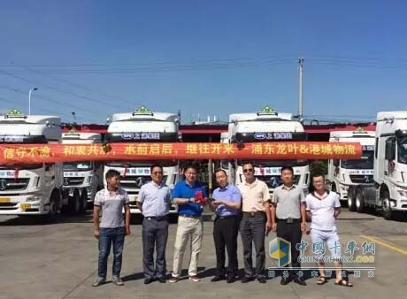 浦東龍葉公司總經(jīng)理鄧于平向港城物流領(lǐng)導贈送北奔重卡車模