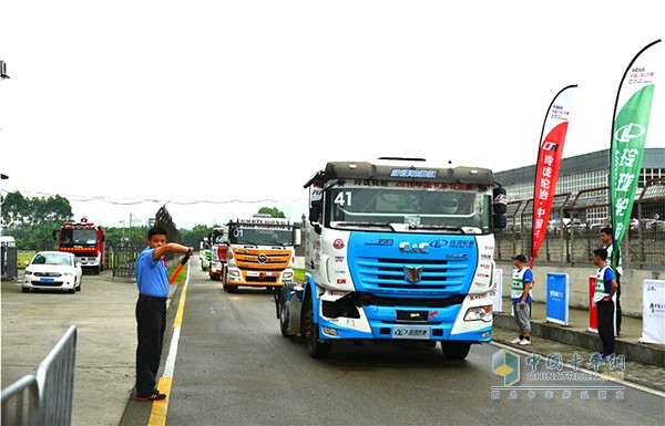 作為一款量產(chǎn)的車型，想要挑戰(zhàn)經(jīng)過專業(yè)改裝的賽車難度很大，但是為了能在比賽中有亮眼的操作，聯(lián)合卡車服務(wù)保障團隊夜以繼日