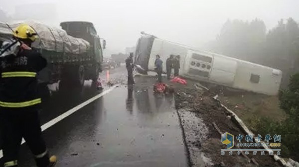 一般都是發(fā)生在大霧天氣或者是團霧天氣，雨天和雪天發(fā)生的事故相比較損失要小于霧天，多發(fā)生在夜間的霧天。