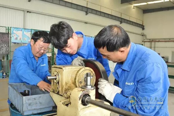 老帶新，師徒齊心完成工作