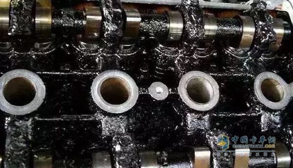 含硫量過(guò)高，就會(huì)造成機(jī)油的潤(rùn)滑度下降，也就是說(shuō)，高含量的硫?qū)?dǎo)致機(jī)油的質(zhì)量下降，發(fā)動(dòng)機(jī)得不到好的潤(rùn)滑效果，長(zhǎng)期使用，發(fā)動(dòng)機(jī)磨損情況嚴(yán)重，并受到很大的腐蝕。