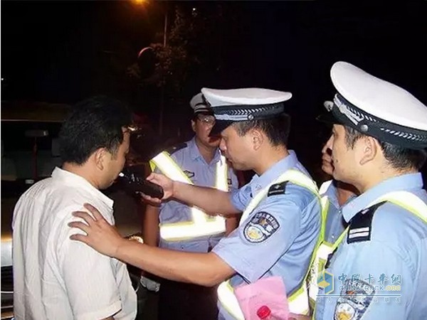 國內(nèi)大多數(shù)查酒駕都是隨機(jī)性質(zhì)的，一定程度上縱容了駕駛員的僥幸心理