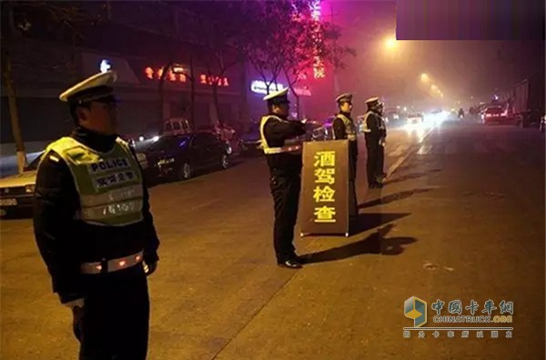 為查酒駕設(shè)立的臨時(shí)檢查點(diǎn)