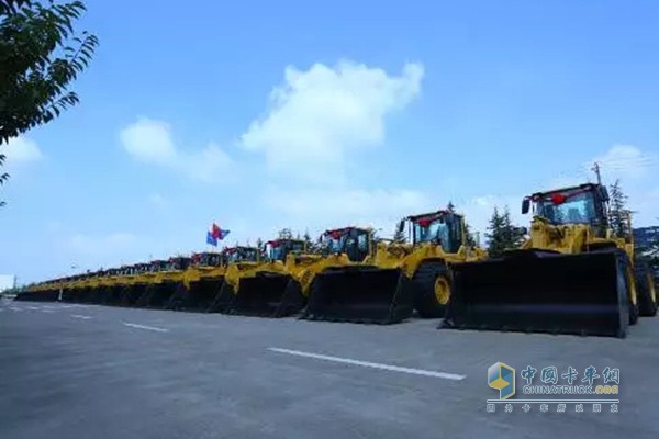 用康明斯L9.3發(fā)動機(jī)的雷沃裝載機(jī)