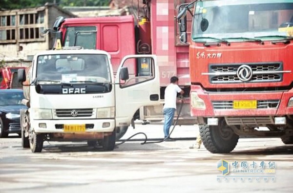 油罐車卸油時不要加油的說法是正確的