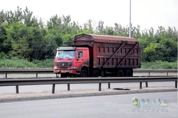 應(yīng)注意無(wú)論是到洗車場(chǎng)洗車還是自己動(dòng)手，都要等愛(ài)車發(fā)動(dòng)機(jī)徹底冷卻下來(lái)以后進(jìn)行清洗。尤其在夏季，不要在強(qiáng)烈的陽(yáng)光下清洗愛(ài)車。