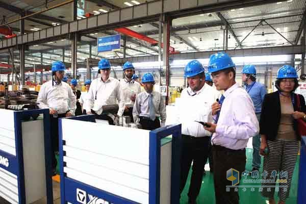 德國代表團成員先后來到徐工起重機械事業(yè)部、挖掘機械事業(yè)部進行現(xiàn)場參觀