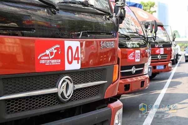 嚴(yán)陣以待的參賽車(chē)輛