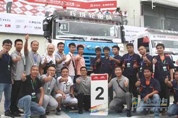 聯合卡車暢快服務團隊之佛山煜祥團隊與獲獎賽車留影