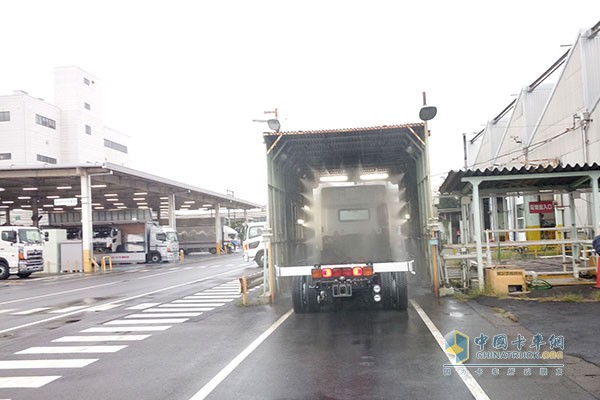日野卡車進(jìn)行淋水檢測