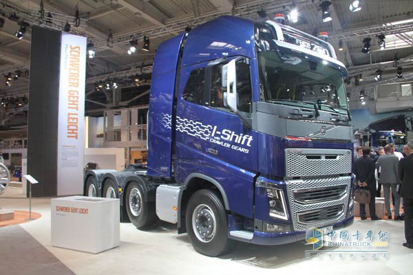 臺(tái)沃爾沃FH大件牽引車采用8x4驅(qū)動(dòng)形式，第二橋可提升，以滿足不同重量的大件貨物運(yùn)輸。這款沃爾沃FH大件牽引車的外觀還是保持新一代沃爾沃FH的造型，威武、高大又富含靈氣。