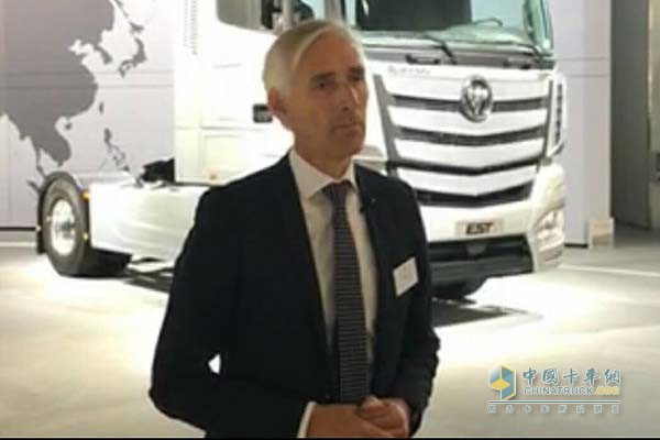 Dietmar Ahle參觀歐曼EST超級(jí)卡車并接受媒體采訪 