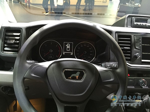 TGE將方向盤后方的商用車操作區(qū)域設(shè)計(jì)為生活空間。眾多精心設(shè)計(jì)的儲(chǔ)物格架能方便駕駛員的日常工作。
