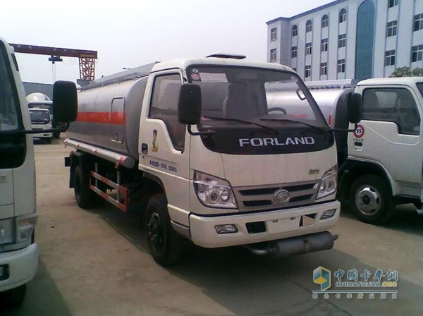 加油車能夠?qū)崿F(xiàn)移動加油，即使在野外加油不便的情況下也能夠滿足車輛或者設(shè)備的用油需求。