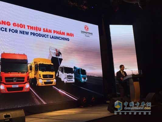東風商用車技術(shù)中心海外商品開發(fā)部杜忠仁講解