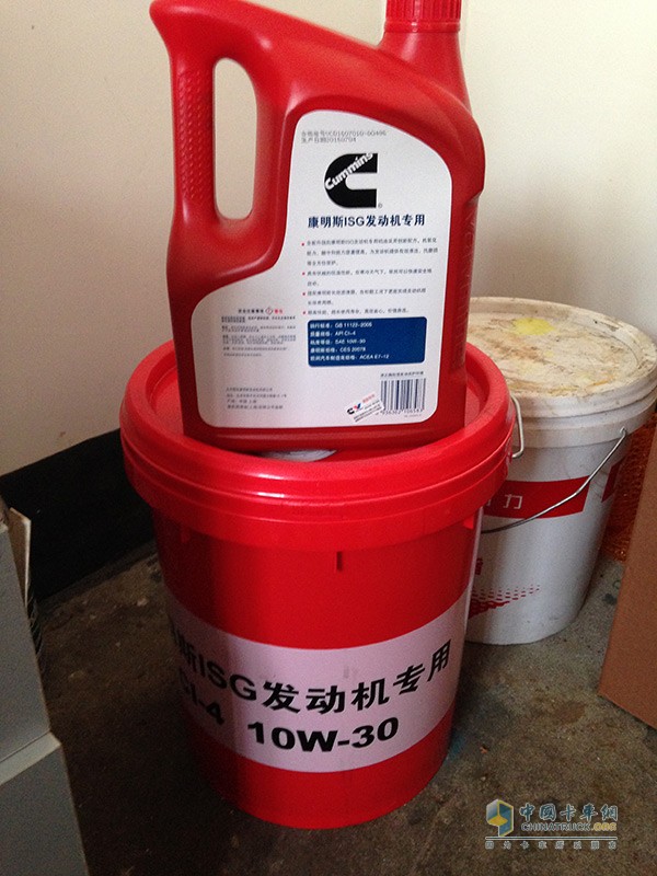 康明斯船機(jī)，康明斯ISF輕型發(fā)動(dòng)機(jī)，康明斯ISG重型發(fā)動(dòng)機(jī)，兜兜轉(zhuǎn)轉(zhuǎn)，張科偉10年間做過不同的行業(yè)，用過不同的設(shè)備，可唯一不變的是：人生的這10年，康明斯陪伴依舊。
