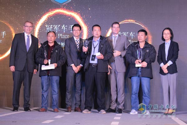 2016年FleetBoard?車手聯(lián)盟賽長(zhǎng)途運(yùn)輸組前三名車手周源、劉新華、趙俊海頒獎(jiǎng)