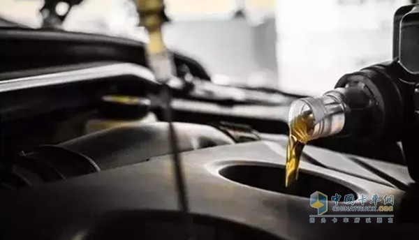 機(jī)油被稱為發(fā)動機(jī)的“血液”，足見其重要性。通用機(jī)油夏冬可以通用;而普通機(jī)油就要分冬季用油和夏季用油，需及時更換。
