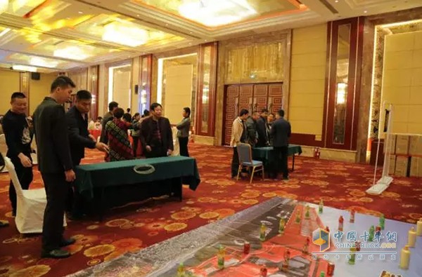“一汽解放國五J6P 6X4 500馬力及領(lǐng)航版AMT牽引車安徽區(qū)域產(chǎn)品品鑒會”在宿州隆重舉行。不僅給安徽地區(qū)的用戶帶來了空前力度的購車優(yōu)惠，更是創(chuàng)造了又一個銷售佳績!