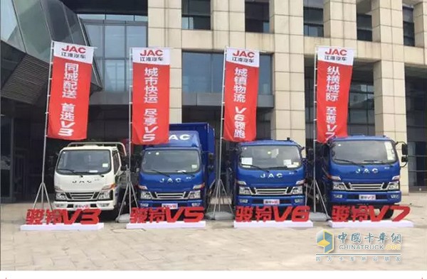 8月江淮駿鈴國(guó)五新品全系在無(wú)錫上市時(shí)，大批當(dāng)?shù)丶爸苓叺貐^(qū)輕卡用戶前來(lái)看車，其中不乏江淮輕卡的老用戶，可見大家都駿鈴的品質(zhì)所征服。