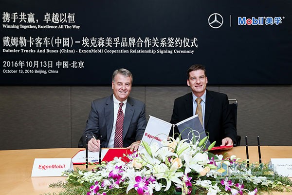 戴姆勒卡客車(中國(guó))有限公司總裁兼首席執(zhí)行官高海納博士(Dr. Rainer Gaertner)(右)與埃克森美孚全球戰(zhàn)略客戶銷售總裁Tim Hinchman先生(左)在簽約儀式上合影