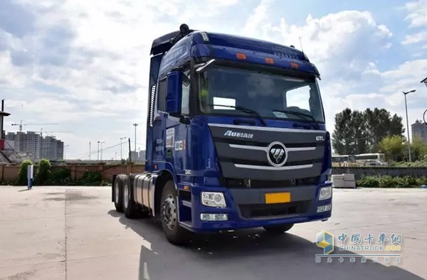 卡車車身在夏季要么暴曬、要么就是經(jīng)受雨水的沖刷，這樣對(duì)卡車漆面有很大的傷害，換季時(shí)最好能為我們的卡車表面做一次從清洗、拋光到打蠟、鍍膜的美容養(yǎng)護(hù)。