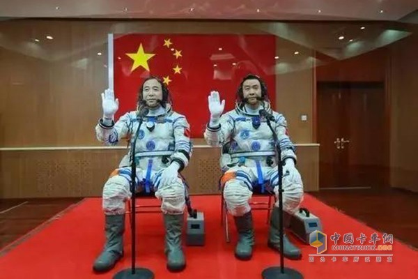 神舟十一號(hào)航天員景海鵬(左)、陳冬出征儀式在酒泉衛(wèi)星發(fā)射中心舉行