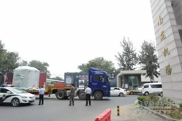 歐曼GTL超能版轉(zhuǎn)運(yùn)神舟十一號(hào)載人飛船至機(jī)場(chǎng)