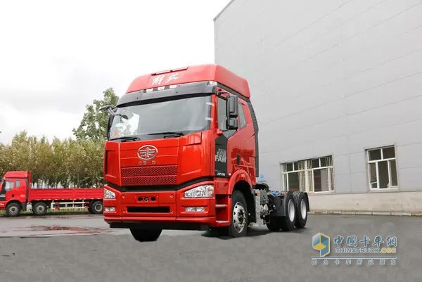 對于輕量化車型，一汽解放也不甘示弱，同樣的一款運(yùn)煤好手呈現(xiàn)在大家面前，它是解放J6P 6×4質(zhì)惠版運(yùn)煤車。