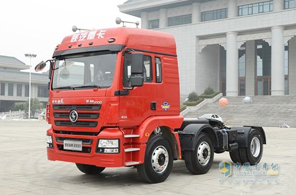 陜汽也帶來了他們的新產(chǎn)品德龍新M3000，該車在駕駛安全性、舒適性以及減震效果的提升下，對車輛降重也做了許多，德龍新M3000采用輕量化前軸+后橋，針對濰柴發(fā)動機(jī)進(jìn)行輕量化設(shè)計(jì)，全車引用高品質(zhì)輕量化輪輞，鋁合金出氣筒，板簧+各種支架也采用新型材料設(shè)計(jì)優(yōu)化，整套下來降重360kg/車。