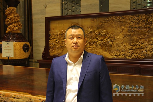 濰坊瑞亨緣物流有限公司經(jīng)理李向陽一直是中國重汽的忠實(shí)粉絲，公司現(xiàn)在擁有7臺(tái)中國重汽的車，對汕德卡由衷的偏愛。