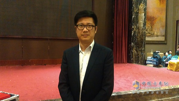地域的延伸，領(lǐng)域的擴(kuò)展，中國重汽前進(jìn)的腳步始終不停，中國重汽商用車銷售部濰坊地區(qū)總經(jīng)理王陽向記者說出了點(diǎn)、線、面的三個(gè)概念。