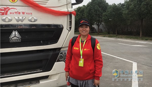 繼鄭州站來了首位女賽手之后，杭州站也迎來了一位“巾幗英雄”。擁有21年駕齡的張紅芬在此次重汽節(jié)油賽杭州站向大家證明了女司機(jī)照樣能頂半邊天。