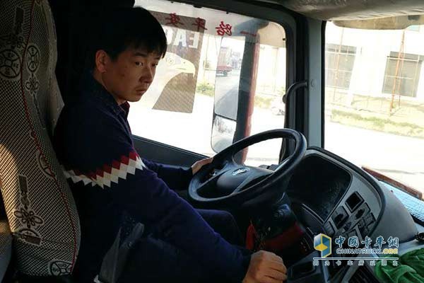 魏凱在福田戴姆勒歐曼卡車的駕駛室內