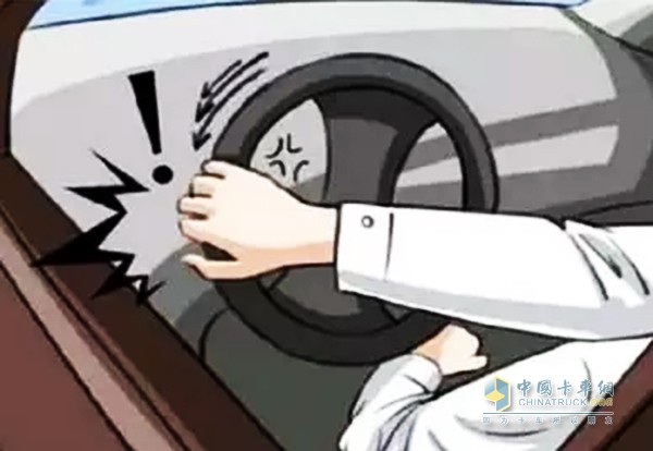 假如發(fā)現(xiàn)車剛啟動(dòng)時(shí)，打方向盤時(shí)感覺格外沉，稍后再打就好了。這通常是因?yàn)轳{駛員在打方向時(shí)，方向機(jī)里有個(gè)閥門會(huì)翻開，使油能流轉(zhuǎn)，假如閥門卡著了的話就會(huì)出現(xiàn)方向盤沉的狀況。