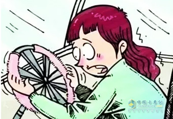 在中速行進(jìn)中，尤其是不平的路面，一打方向就有“咔咔”聲響或是別的周期性異響，方向盤作不正常轟動(dòng)，有時(shí)會(huì)致使手麻，這時(shí)需要進(jìn)行具體查看，看看方向傳動(dòng)裝置動(dòng)平衡，傳動(dòng)軸及其花鍵軸和花鍵套是不是有磨損，各零部位是不是有擰緊。