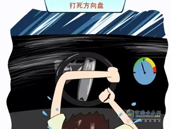 如今許多車都有助力轉(zhuǎn)向體系，當(dāng)打死一個(gè)方向再回輪的時(shí)候，方向盤突然被卡，用力回后方向盤“咔”一聲異響后就不能主動(dòng)回輪了，再打方向只能全憑自個(gè)兒手動(dòng)，這時(shí)候最好做四輪定位，看看傳動(dòng)體系是不是正常，仰角是不是變形嚴(yán)重，及時(shí)替換，避免造成懸掛體系等別的問題。