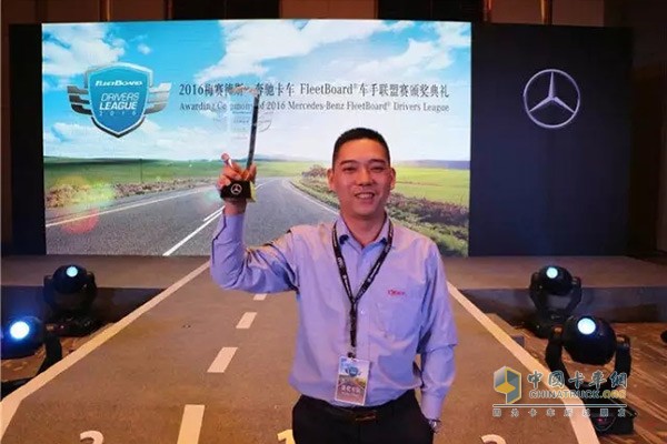 在車(chē)手聯(lián)盟賽的頒獎(jiǎng)典禮中，李明自豪地舉起了代表團(tuán)隊(duì)實(shí)力和榮耀的獎(jiǎng)杯