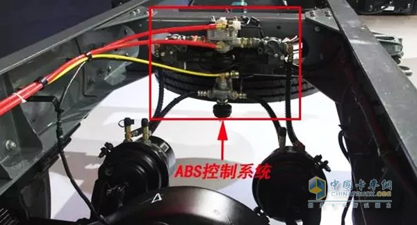 ABS系統(tǒng)是汽車防抱死制動系統(tǒng)(Anti-Lock Braking System)的縮寫。它是汽車上的一種非常重要的安全裝置，用于汽車制動時防止車輪抱死拖滑，以提高汽車制動過程中的方向穩(wěn)定性、轉(zhuǎn)向可操縱性和縮短制動距離，充分發(fā)揮汽車制動效能。