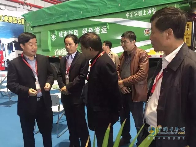  陜西省工信廳副廳長(zhǎng)任國(guó)、陜西省工信廳裝備工業(yè)處副處長(zhǎng)張勇等領(lǐng)導(dǎo)在陜汽控股總經(jīng)理王延宏的陪同下詳細(xì)了解車輛配置，鼓勵(lì)陜汽開發(fā)出更多、更環(huán)保的車輛