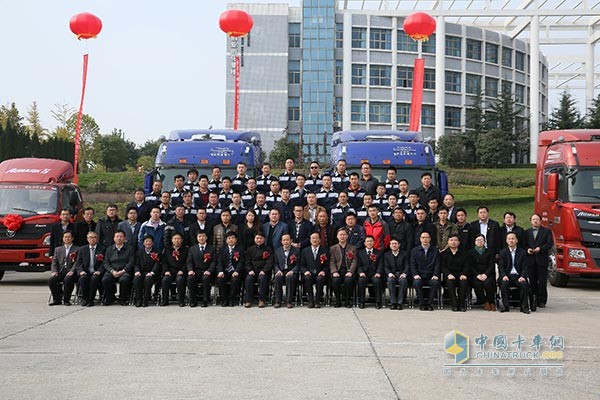 “福田戴姆勒商用車價值聯(lián)盟創(chuàng)新人才培訓基地”戰(zhàn)略合作單位成員領導及首批培訓班學員代表集體合影