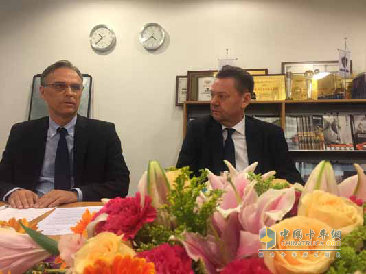 北京辦公室內(nèi)文政先生(右)與卡車(chē)銷(xiāo)售總監(jiān)Staffan Arlebo(左)接受卡車(chē)網(wǎng)記者的采訪(fǎng)