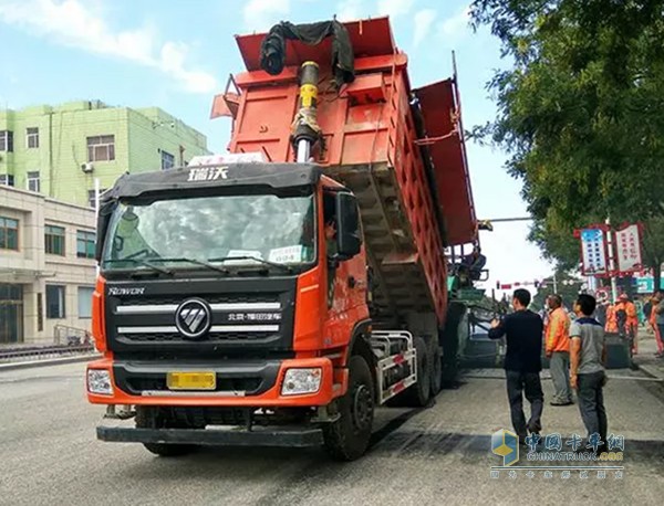 公路上一輛疾馳的橙色福田瑞沃工程車讓他眼前一亮!驅車尾隨到施工現(xiàn)場和司機敬煙攀談，熟絡后還忍不住開了一圈!高端的品牌、大氣的外觀、澎湃的動力、舒適的操控、沉穩(wěn)的駕馭感讓他激動不已——這就是他心中理想的工程車!