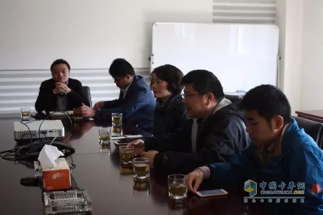 陳剛?cè)含F(xiàn)場解答客戶相關(guān)疑問