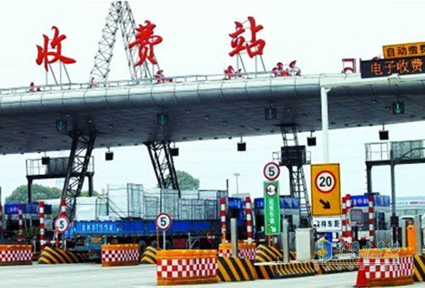 為緩解高速公路收費(fèi)站擁堵等特殊情況，甘肅省高速公路管理局近日在蘭州中川機(jī)場(chǎng)高速公路選取2條MTC車道試點(diǎn)手機(jī)支付通行費(fèi)。經(jīng)對(duì)比發(fā)現(xiàn)，車輛平均繳費(fèi)時(shí)間由原來的25至40秒降低至10至15秒，車輛在擁堵排隊(duì)時(shí)提前打開支付二維碼，繳費(fèi)時(shí)間還可以縮短至5秒以內(nèi)。